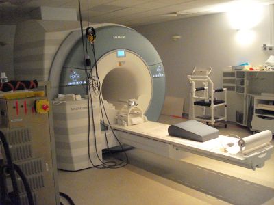 IRM Siemens à l'unité de recherche sur le cerveau et la moelle épinière, hôpital de la Pitié-Salpétrière, Paris
