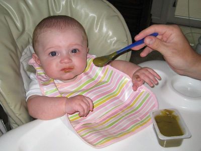 Baby eating baby food, fot.  I, Ravedave [GFDL (httpwww.gnu.orgcopyleftfdl.html), CC-BY-SA-3.0