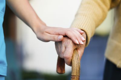 Jak opiekować się osobą cierpiącą na chorobę Alzheimera